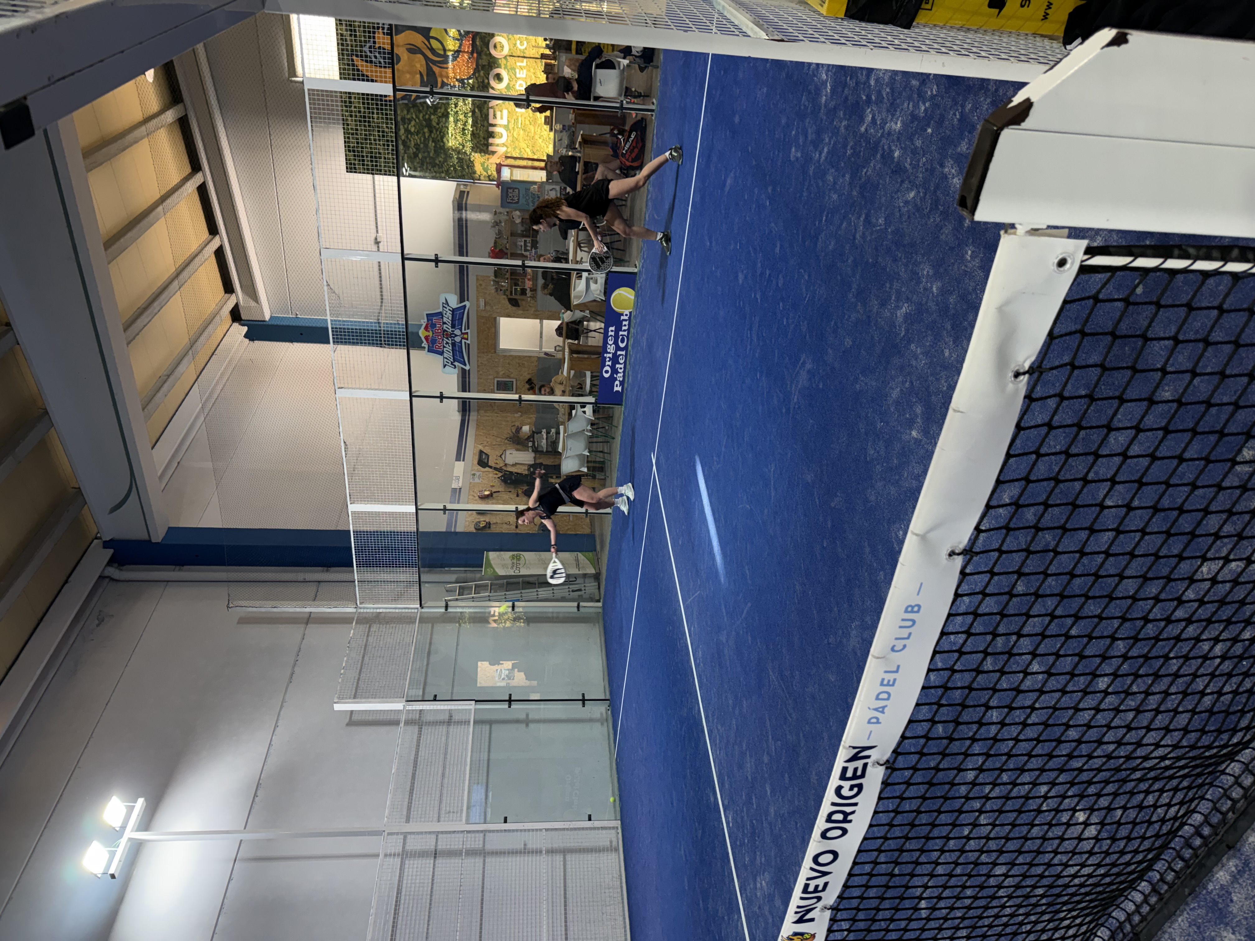 Jugadores en pista Nuevo Origen Pádel